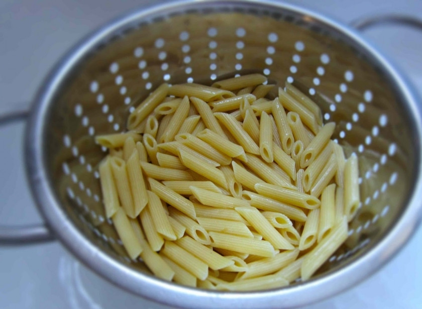 1. Этап. Макаронная запеканка с курицей: Отвариваем макароны и откидываем их в дуршлаг.