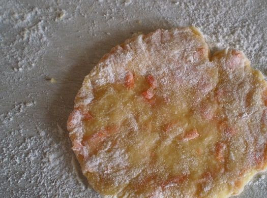 1. Этап. Печенье из моркови: Делим тесто на небольшие кусочки и раскатываем из каждого кусочка лепешку. Толщина лепешки - примерно 0,5 см.