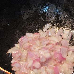 1. Этап. Мини-баклажаны: Добавьте в тоже масло тонко нарезанный лук.