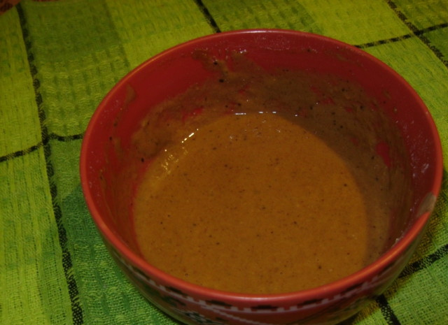 1. Этап. Печень говяжья жареная: Приготовьте маринад. Смешайте соевый соус с яйцом, горчицей и мукой.