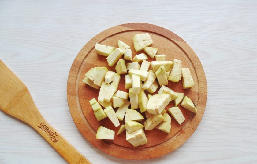 1. Этап. Салат Лора с баклажанами: Баклажаны вымойте, очистите и нарежьте кубиком.