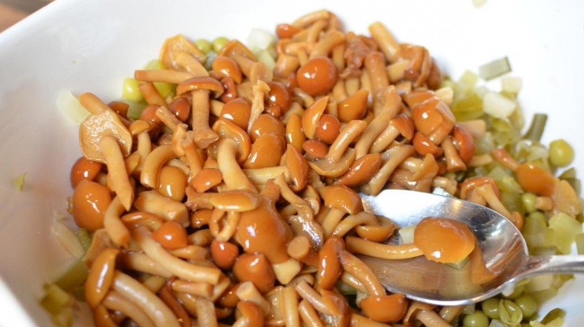 1. Этап. Салат с курицей и опятами: К горошку добавляем маринованные опята и промываем все под проточной холодной водой. Затем даем стечь воде.