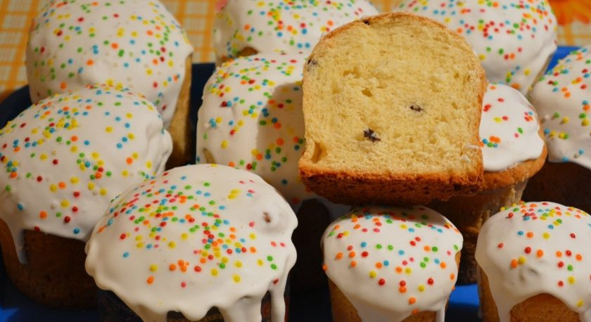 1. Этап. Самые простые куличи: 9. Украсьте куличи глазурью (взбейте белок, сахар и лимонный сок) и присыпкой.