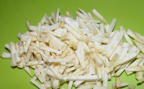 1. Этап. Салат из языка с грецкими орехами: 2. Точно также измельчите корень сельдерея, предварительно очистив его.