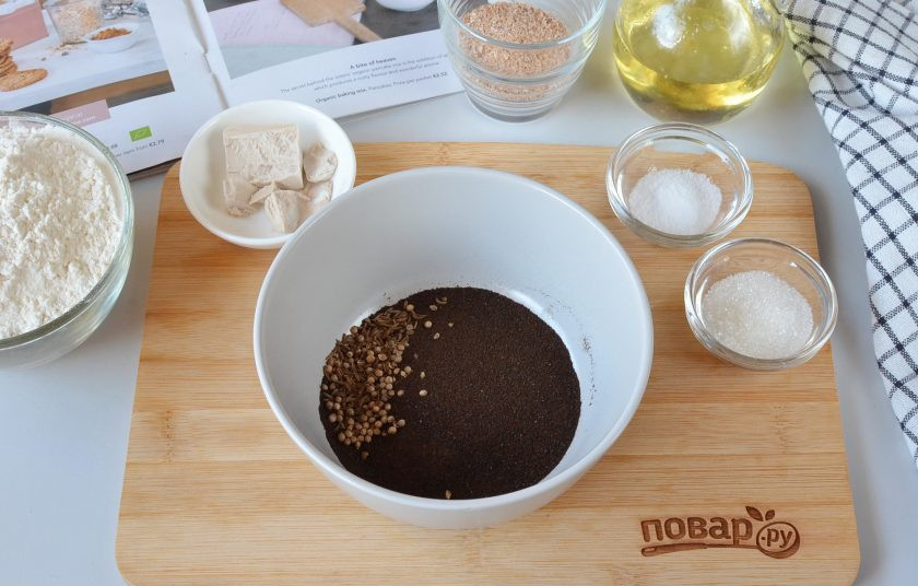 1. Этап. Рецепт хлеба с солодом: В глубокую чашку или пиалочку выложите солод, тмин и кориандр.