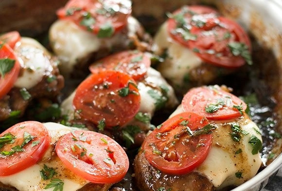 1. Этап. Куриные бедра с сыром и томатами: 8. Подавайте блюдо сразу после приготовления.