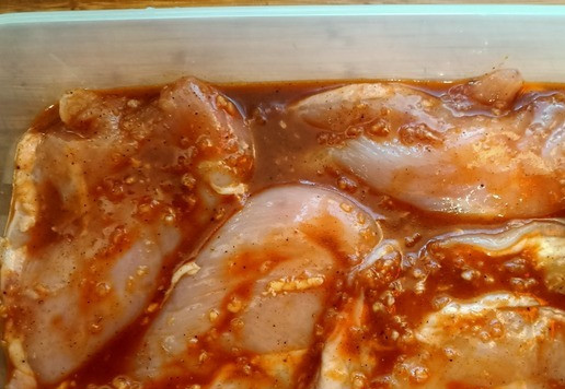 1. Этап. Грудка запеченнаяЗакусочная: Смешать масло растительное соевый соус, мед, измельченный чеснок, паприку, перец молотый и горчицу. В эту смесь положить грудку и оставить мариноваться еще на 10 часов.