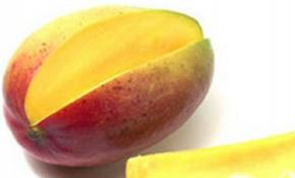 1. Этап. Коктейль с манго: 1. Плод манго вымыть и нарезать аккуратными тонкими ломтиками. Одного плода может хватить на 8-10 коктейлей.