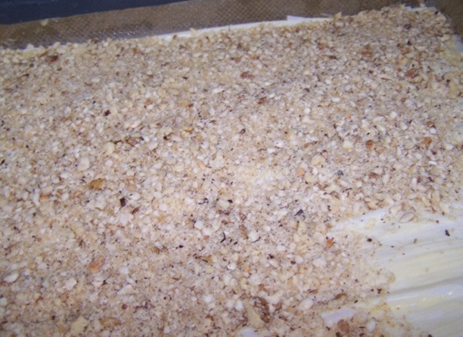 1. Этап. Пахлава домашняя: Определяемся, сколько хотим слоев в пахлаве. Слоев начинки должно быть на 1 меньше чем слоев теста. Орехи перемешиваем с сахаром. Смазываем каждый слой.