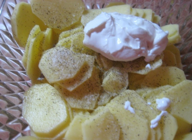 1. Этап. Щука с картошкой в духовке: 6. Добавьте соль, специи и сметану (можно использовать майонез по желанию). Перемешайте.