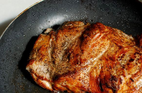 1. Этап. Телятина в микроволновке: Сделайте в мясе глубокие надрезы ножом, нашпиговываем его изюмом и чесноком. Затем натираем солью и перцем. Оставляем на 1 час. Затем мясо нужно обжарить на растительном масле до золотистой корочки со всех сторон.