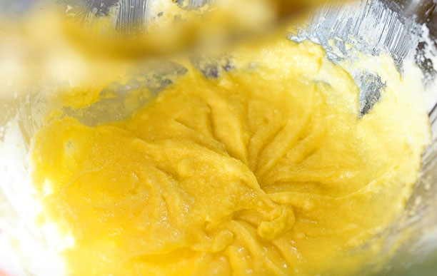 1. Этап. Клубничные мини-маффины: 2. Вбейте яйцо в емкость с маслом и снова взбейте.