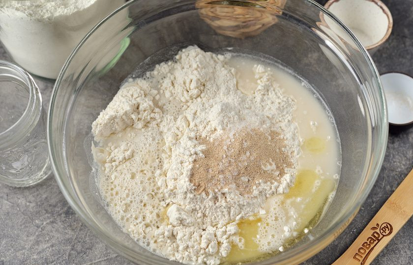 1. Этап. Пицца Дьявола: Влейте оливковое масло и теплую воду.