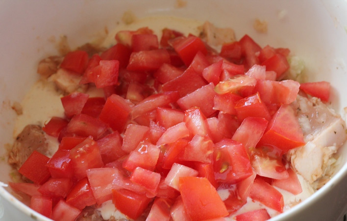 1. Этап. Курица кусочками в мультиварке: А также кефир. Перемешиваем хорошенько. Помидор режем кубиками и выкладываем сверху.