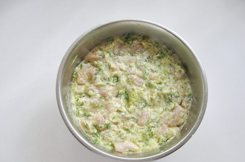 1. Этап. Рубленые куриные котлеты с кабачком: Тщательно перемешайте фарш, дайте ему постоять 30-40 минут.