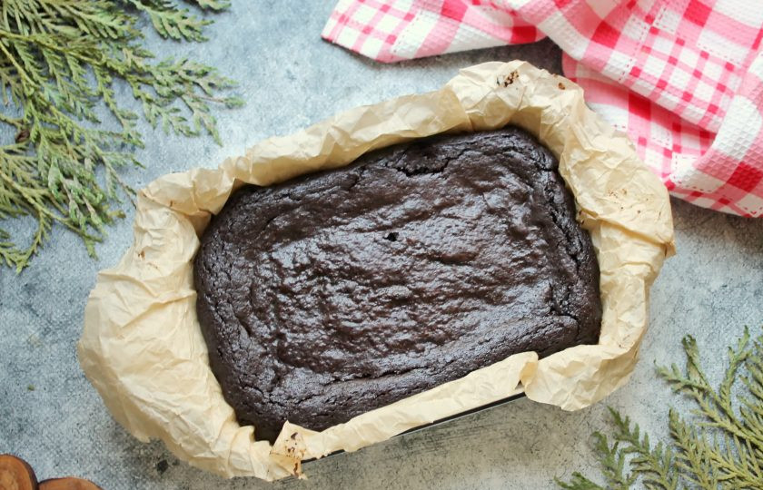 1. Этап. Брауни Джейми Оливера: Поставьте форму в горячую духовку и выпекайте при температуре 180 градусов в течение 25 минут, до готовности. Готовый брауни достаньте и полностью остудите в форме, после чего извлеките, удалите пергамент и подавайте к столу.