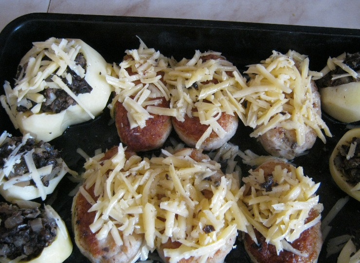 1. Этап. Зразы с грибами в духовке: Посыпаем зразы со всех сторон мукой или панировочными сухарями. Кладем их на противень, смазанный маслом, и ставим в разогретую до 200 градусов духовку, запекаем в течение 30 минут. При желании можно посыпать их сыром за 7 минут до готовности.