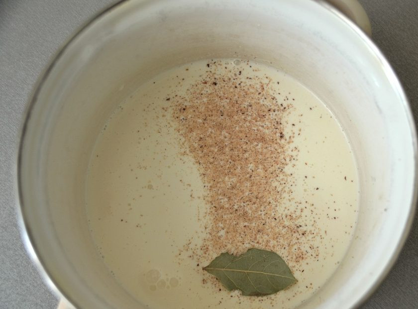 1. Этап. Шепардский пирог: В сотейник или в кастрюлю влейте сливки, молоко, добавьте мускатный орех и лавровый лист, нагрейте до кипения, после лавровый лист извлеките.