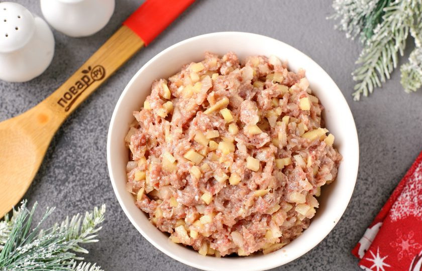 1. Этап. Мясной пирог Лапа тигра: Пока тесто поднимается, приготовьте начинку. Соедините фарш, нарезанный мелкими кубиками лук и картофель (чем мельче получится, тем лучше). Посолите, добавьте специи и перемешайте.