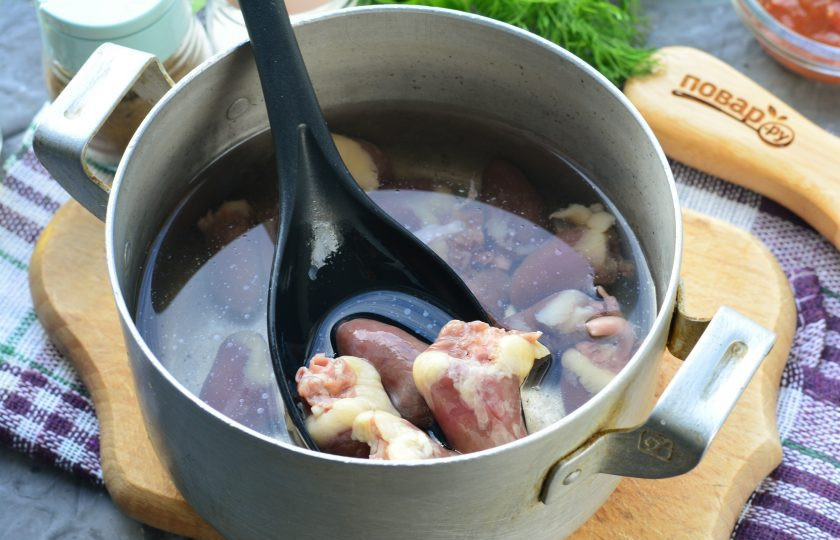 1. Этап. Куриные сердечки по-грузински: Промойте куриные сердечки и варите в воде 35-40 минут до мягкости. В конце посолите по вкусу.