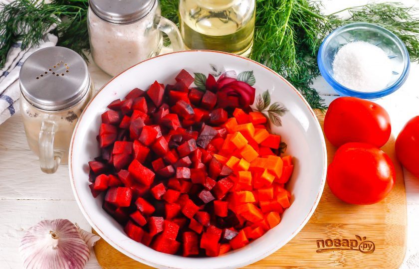 1. Этап. Заправка для борща в мультиварке на зиму: Очистите овощи от кожуры и промойте в воде. Картофель не используйте! Нарежьте морковь и свеклу небольшими кубиками или натрите на терке с крупными ячейками.