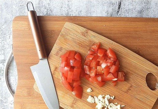 1. Этап. Азу из филе бедра индейки: Нарезаем мелко чеснок и помидор.