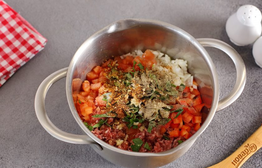 1. Этап. Восточная пицца: Для начинки соедините фарш, нарезанные мелкими кубиками лук, перец и помидор (у помидора предварительно снимите шкурку). Добавьте давленый чеснок, рубленую зелень, соль и специи по вкусу.