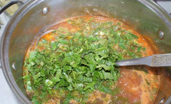 1. Этап. Борщ на курином бульоне: Всю зелень промойте, затем измельчите. Добавьте зелень в кастрюлю, влейте томатный сок. Посолите и поперчите по вкусу, перемешайте. Снимите борщ с плиты.