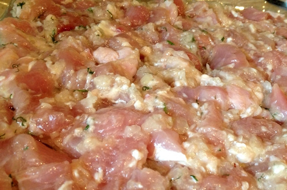 1. Этап. Запеканка из индейки с картошкой: Для начала мы промываем филе индейки под водой, вытираем его насухо и нарезаем на небольшие кусочки.