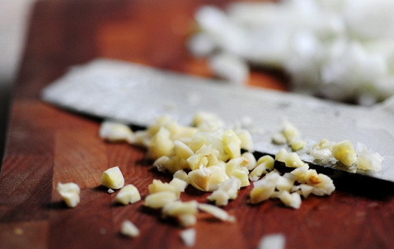 1. Этап. Салат из творога с чесноком: Почистим и измельчим чеснок.