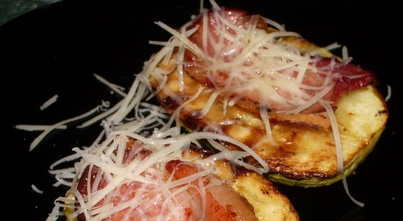 1. Этап. Кабачки с беконом: Горячие кабачки посыпаем сверху сыром. Готово!