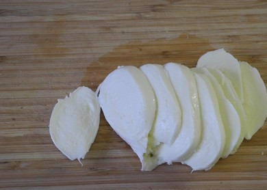 1. Этап. Блины с моцареллой: 5. Нарежьте сыр тоненькими ломтиками. При желании можно натереть его на терке.