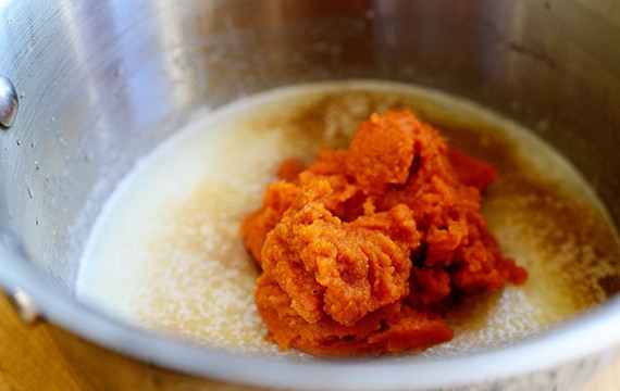 1. Этап. Тыквенные булочки с корицей и орехами: 2. Смешайте смесь с дрожжами с тыквенным пюре, добавьте четыре чашки муки, соль, соду и разрыхлитель.