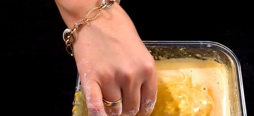 1. Этап. Куриные ножки в панировке: Приготовление кляра: В отдельной миске разбейте яйца. Добавьте щепотку соли и 2 столовые ложки муки. Взбейте смесь до однородности. Приготовление панировки: В другой миске смешайте 100 г муки, 2 чайные ложки карри и 1 чайную ложку соли.