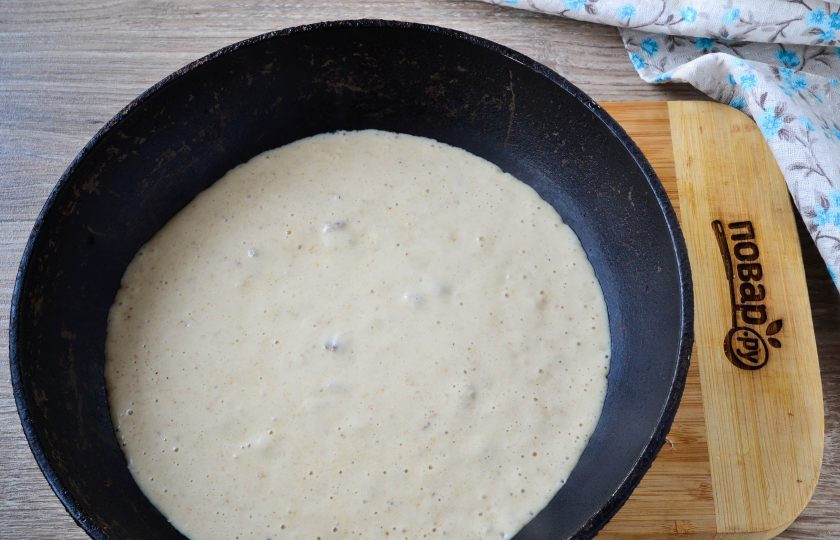 1. Этап. Свиные отбивные с сюрпризом: Затем мясо выньте из сковороды на тарелку, а в сковороду отправьте кусочек сливочного масла. Когда оно растопится, всыпьте муку и энергично размешайте. Затем влейте бульон, хорошенько размешайте и уваривайте до загустения. В последнюю очередь влейте сливки и размешайте. Соус готов.