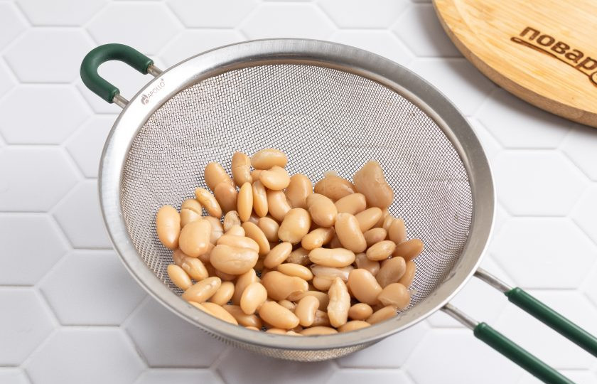 1. Этап. Заправка постная из фасоли к салатам: Консервированную фасоль тщательно промойте и откиньте на сито, чтобы стекла лишняя жидкость. Жидкость от фасоли сохраните.