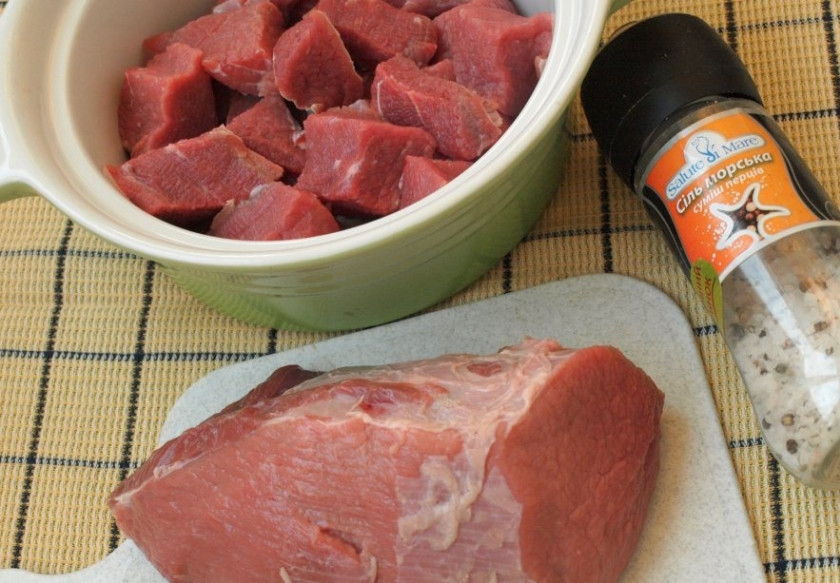 1. Этап. Маринад на ночь для говядины: Подготовьте ингредиенты. Мясо промойте и нарежьте как на шашлык.