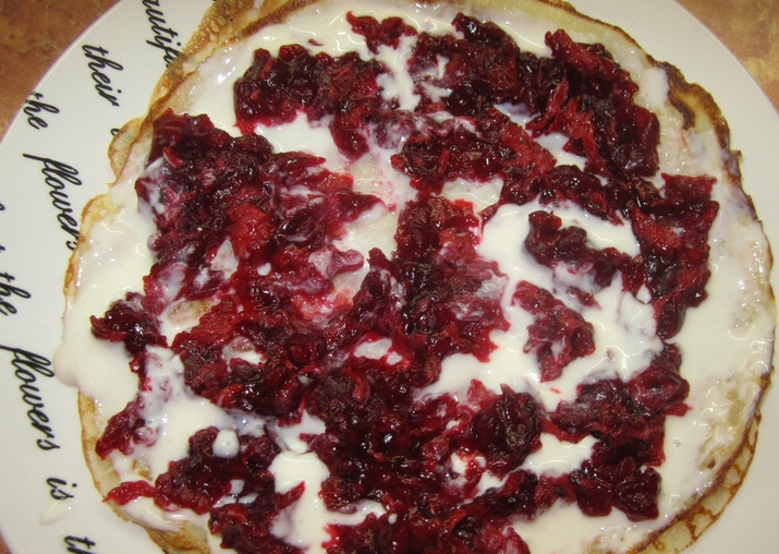 1. Этап. Блинный торт с вишней: А затем вишневой начинкой.