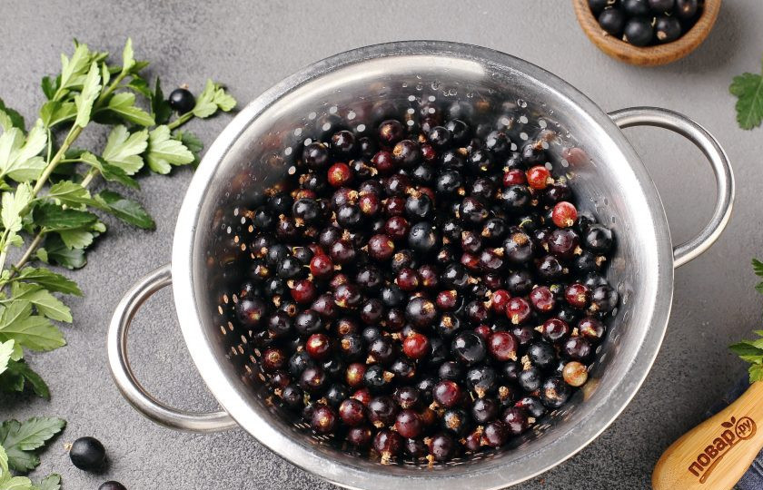 1. Этап. Варенье из чёрной смородины с имбирём: Ягоды переберите, переложите в дуршлаг и промойте под проточной водой.