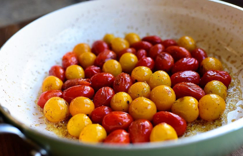 1. Этап. Куриная грудка в хрустящей панировке с сыром: 9. На сковороде в растительном масле протушите пару минут помидоры, приправленные солью и перцем, до мягкости.