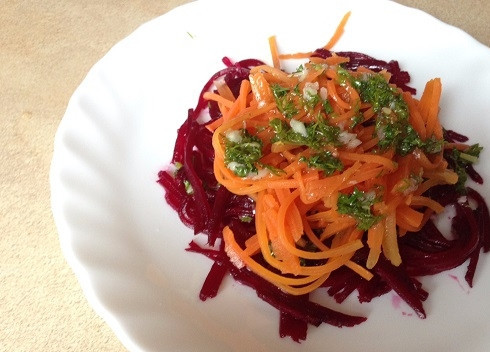 1. Этап. Салат из вареной свеклы и моркови: Выкладываем морковь и тоже поливаем заправкой.