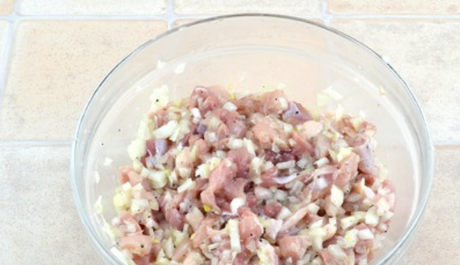 1. Этап. Самса с куриным филе: Куриное филе промываем и смешиваем с измельченным луком. Солим и перчим по вкусу.