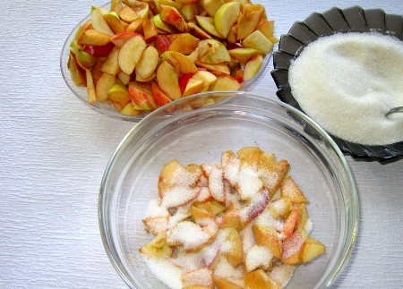 1. Этап. Варенье из яблок дольками: Берем любую глубокую посуду и начинаем выкладывать в нее яблоки и пересыпать их слоем сахара.