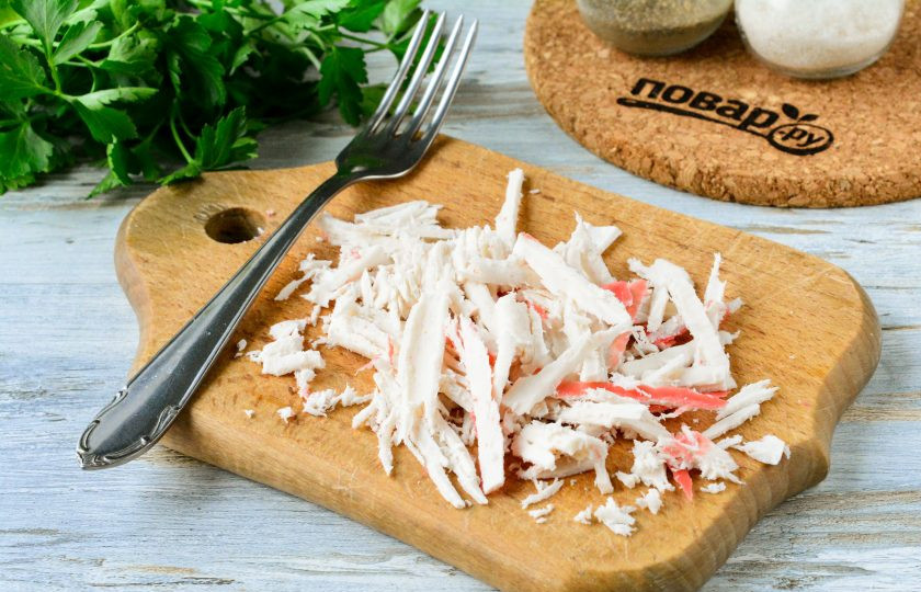 1. Этап. Салат Убей меня нежно: Крабовые палочки с помощью вилки превратите в длинную стружку. Или же просто нарежьте их тонкой соломкой.