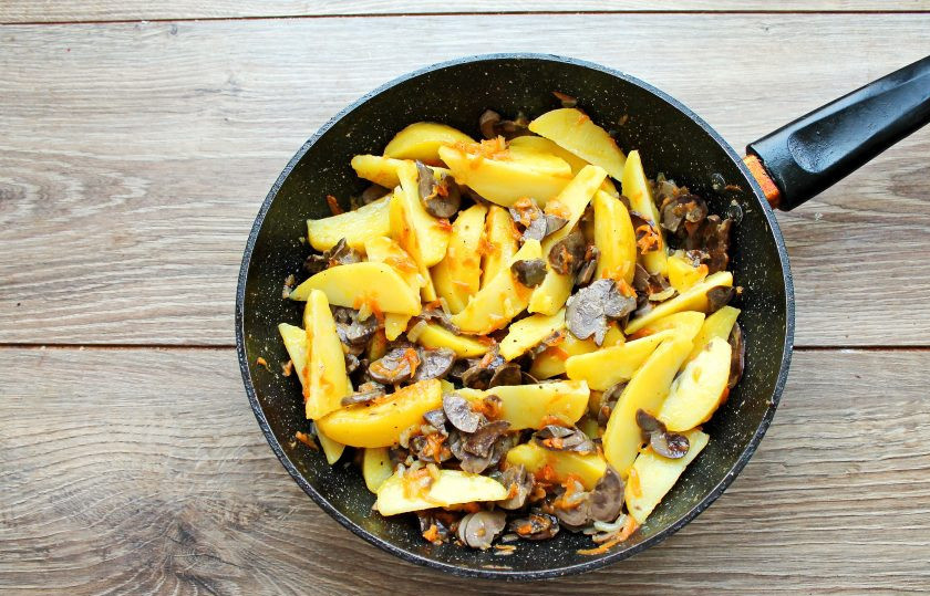 1. Этап. Говяжьи почки с картошкой: Закройте сковороду крышкой и готовьте на среднем огне до готовности картофеля. Обычно на это уходит примерно 30 минут. Снимите сковороду с говяжьими почками и сразу подавайте.