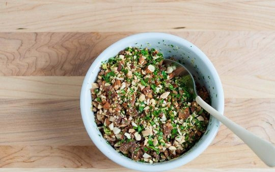 1. Этап. Запеченная капуста с гремолатой: 4. В небольшой мисочке соедините жареный бекон, измельченный миндаль, петрушку, цедру лимона, немного соли и перца. Это будет наша гремолата.