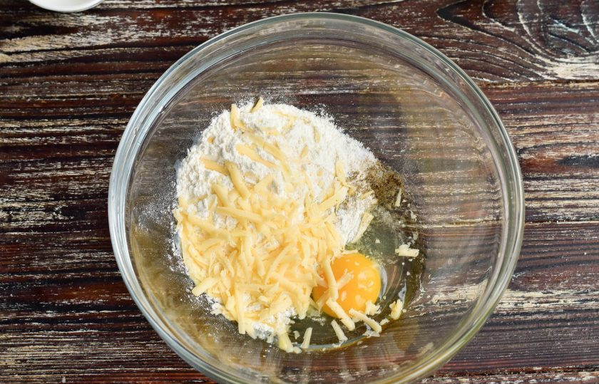 1. Этап. Сырные плюшки Мечта мышонка: В миску вбейте яйцо куриное, всыпьте соль, перец, муку. Натрите на крупной терке твердый сыр.