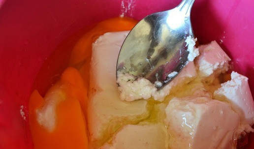 1. Этап. Хлеб творожный низкоуглеводный: В творог добавить яйца. Перемешать.