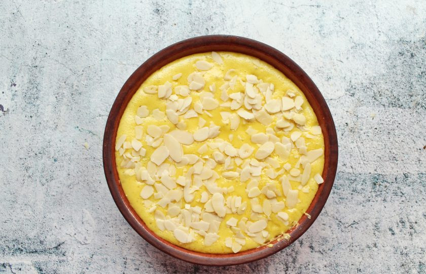 1. Этап. Пирог с вареньем Нежнее нежного: Поверх джема вылейте оставшееся тесто и разровняйте. Сверху пирог посыпьте рублеными орехами или как я лепестками миндаля.