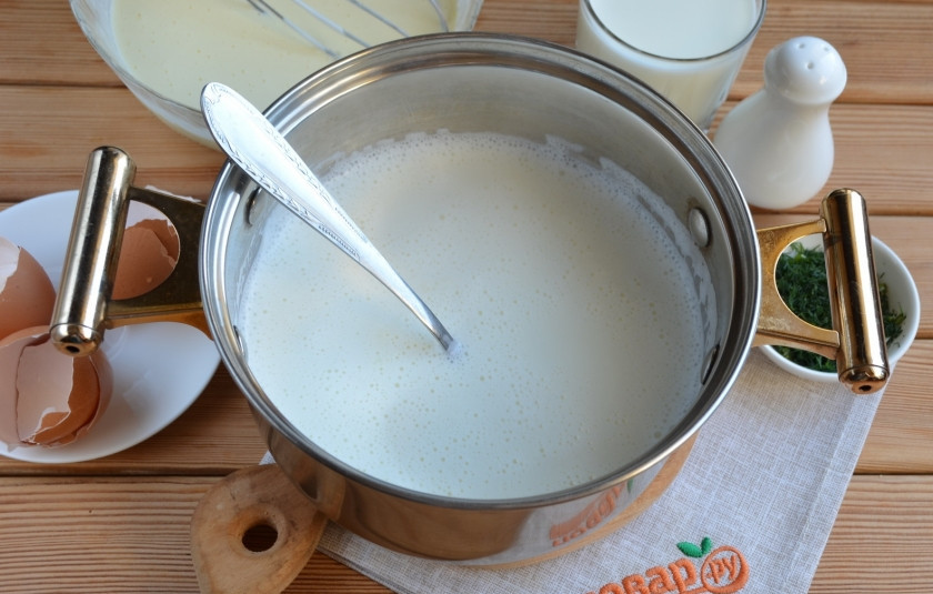 1. Этап. Домашний сыр из молока и сметаны: Молоко доведите до кипения, посолите.